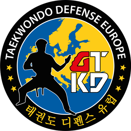 Logo für Taekwondo Defense Europe mit einer Person in einer Kampfsporthaltung vor einem Hintergrundkarte von Europa, Sternen und koreanischem Text.
