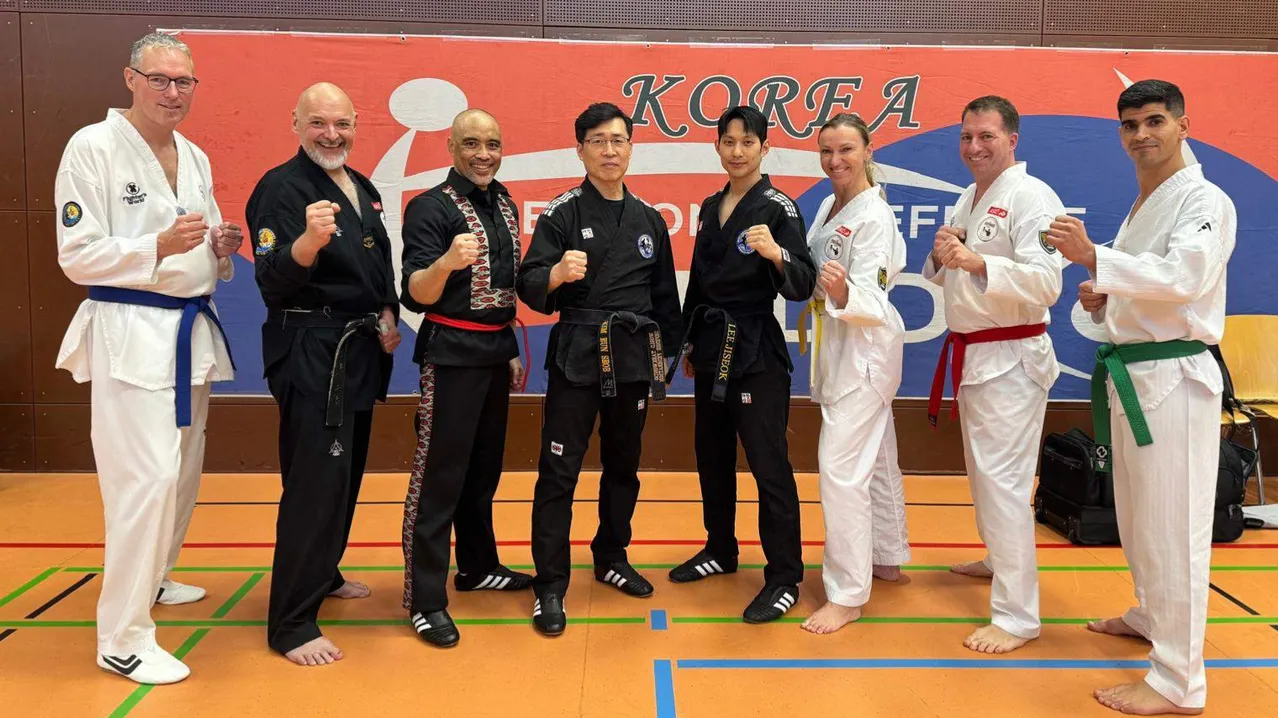 Team DEFENSE-TULLN in Sindelfingen. v.l.n.r: Dr. Martin Predota, GM Dietmar Brandl,  Manolo Luis Del Rosario - PowerKali Instructor, GM KIM Eunseob, Chefinstruktor Master Lee Jiseok, Nada Neumann, Attila Both, Rajab Albaghdadi