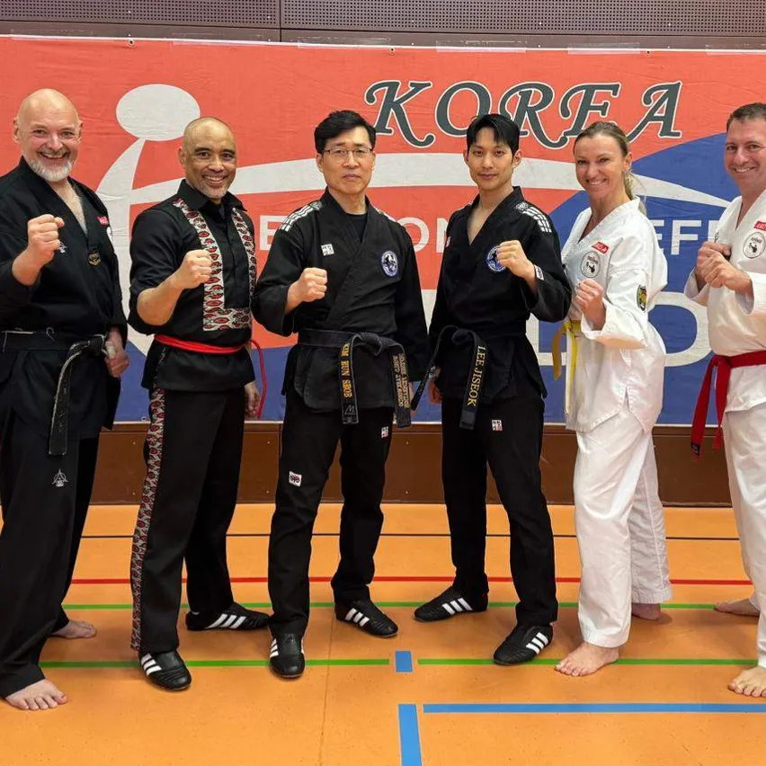 Team DEFENSE-TULLN in Sindelfingen. v.l.n.r: Dr. Martin Predota, GM Dietmar Brandl,  Manolo Luis Del Rosario - PowerKali Instructor, GM KIM Eunseob, Chefinstruktor Master Lee Jiseok, Nada Neumann, Attila Both, Rajab Albaghdadi