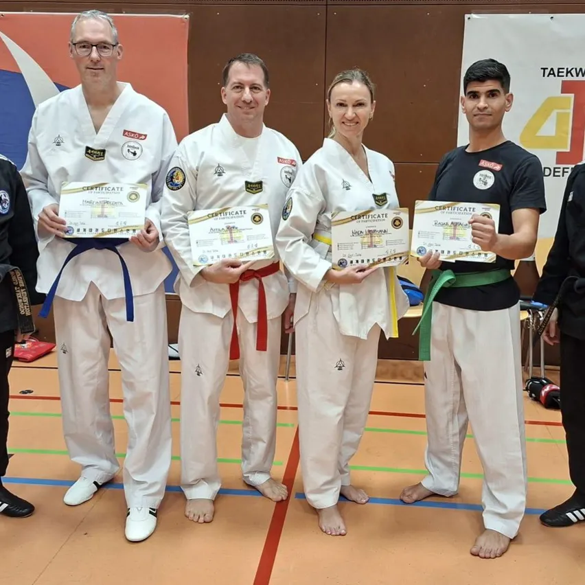 DEFENSE-TULLN Team mit Urkunden ausgezeichnet. v.l.n.r: GM KIM Eunseob, Dr. Martin Predota, Nada Neuamnn, Attila Both, Rajab Albaghdadi, Chefinsturktor Master Lee Jiseok
