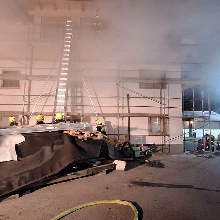 Bild enthält, Person, Helmet, City, Railway, Train, Transportation, Vehicle, Fire, Car