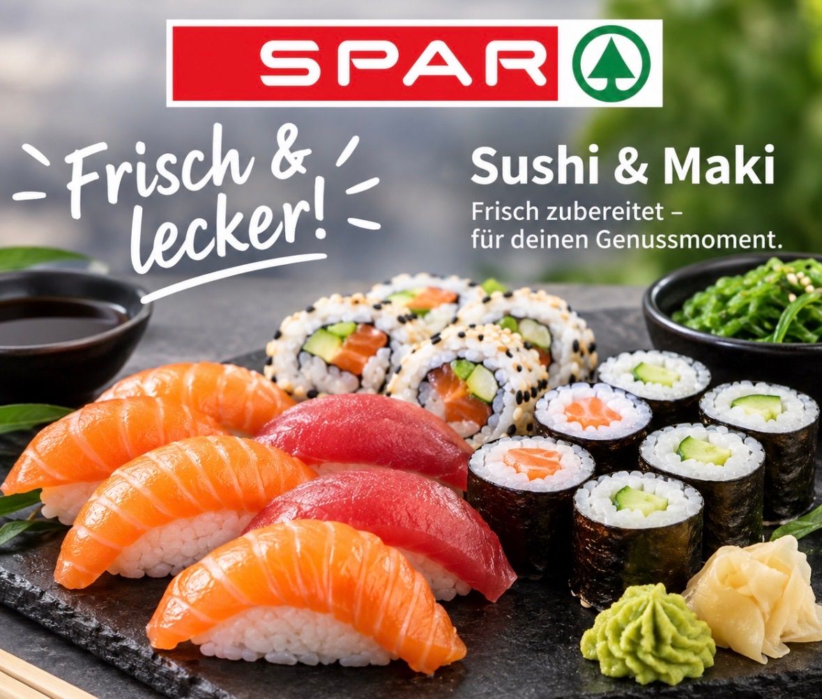 Eine Auswahl an Sushi-Rollen und Sashimi auf einem schwarzen Teller, mit einer Schüssel grüner Beilage auf der Seite. Das Bild zeigt ein SPAR-Logo in der oberen linken Ecke.