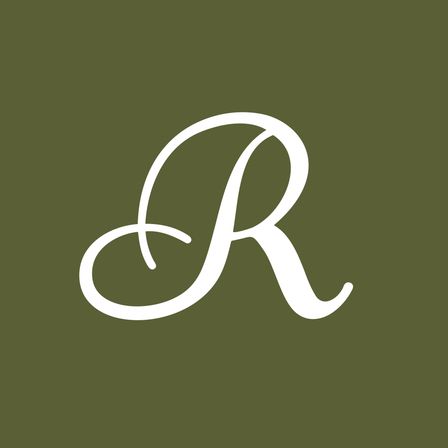 Ein weißer kursiver Buchstabe 'R' ist zentriert auf einem dunkelgrünen Hintergrund. Der Buchstabe ist mit einem fließenden, eleganten Design gestaltet.