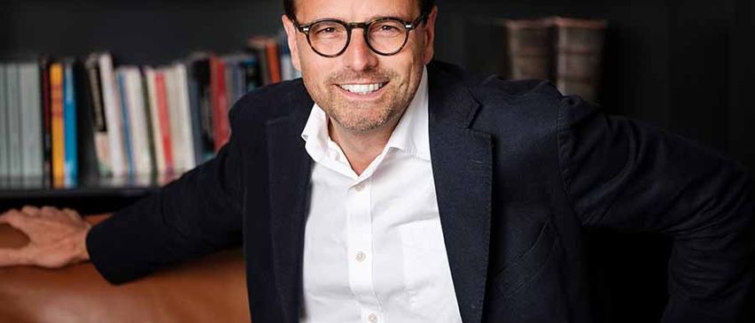 Bild enthält, Head, Person, Face, Adult, Male, Man, Happy, Smile, Coat, Furniture