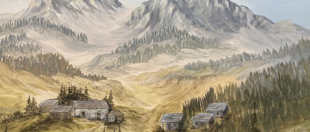 Ein Gemälde einer Berglandschaft mit einem Tal darunter. Mehrere kleine Holzhäuser liegen im Tal, umgeben von Kiefern und einem Feldweg. Die Berge sind schneebedeckt und mit Bäumen bedeckt. Der Himmel ist blau mit einigen Wolken.