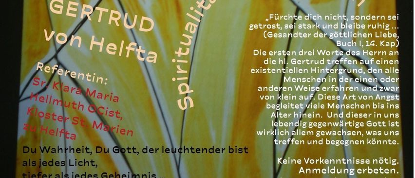 Ein Plakat für eine Online-Veranstaltung mit dem Titel 'Die 3 heiligen Frauen von Helfta'. Das Plakat zeigt ein gelbes und weißes Design mit Text auf Deutsch, einschließlich eines Zitats und eines Verweis auf einen Redner. Das Datum und die Uhrzeit der Veranstaltung sind ebenfalls angegeben.