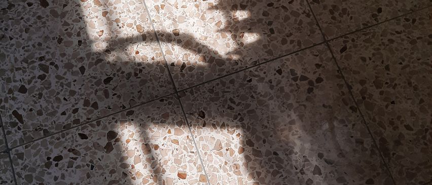 Bild enthält, Floor, Flooring, Tile, Path, Walkway, Architecture, Building