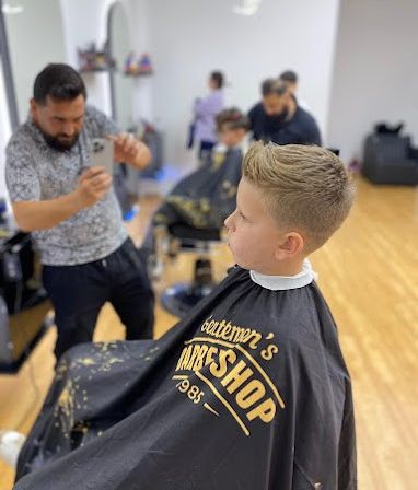 Bild enthält, Hairdresser, Person, Barbershop, Indoors, Adult, Male, Man, Haircut