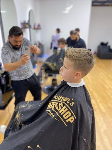 Bild enthält, Hairdresser, Person, Barbershop, Indoors, Adult, Male, Man, Haircut