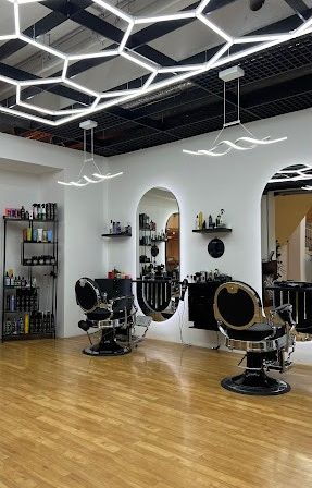 Bild enthält, Indoors, Barbershop, Beauty Salon, Chair, Furniture