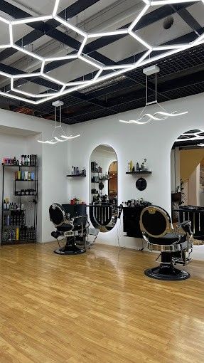 Bild enthält, Indoors, Barbershop, Beauty Salon, Chair, Furniture