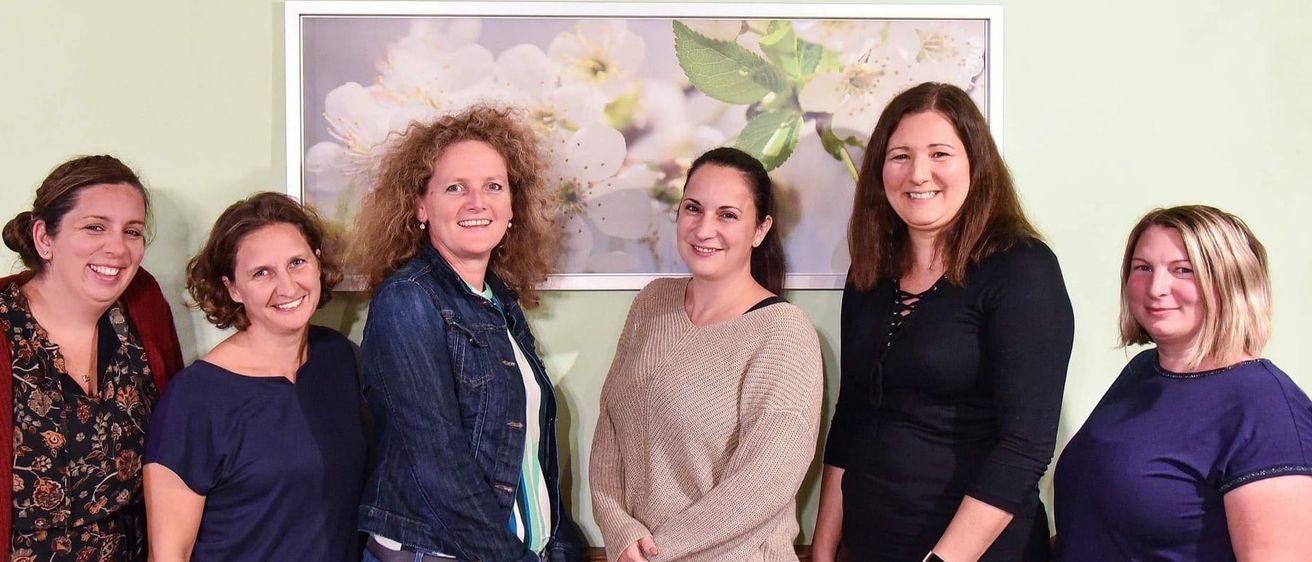 Bild enthält, Blouse, Adult, Female, Person, Woman, Groupshot, People, Head, Smile, Portrait