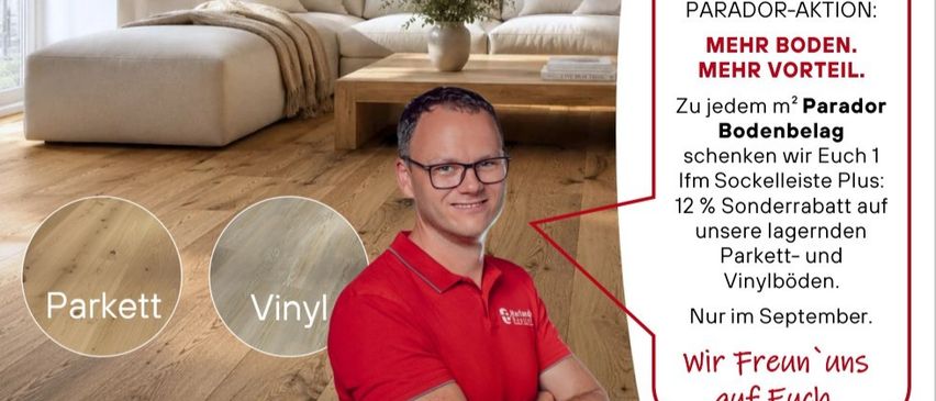 Werbeposter für PARADOR-Bodenbeläge. Ein Mann in einem roten Shirt steht vor einem Wohnzimmer mit einem Sofa und einem Couchtisch. Das Poster hebt ein Sonderangebot für September hervor: 12% Rabatt auf Parkett- und Vinylböden, plus 1 Meter Sockelleiste kostenlos für jeden Quadratmeter Bodenbelag. Das Angebot gilt nur im September.