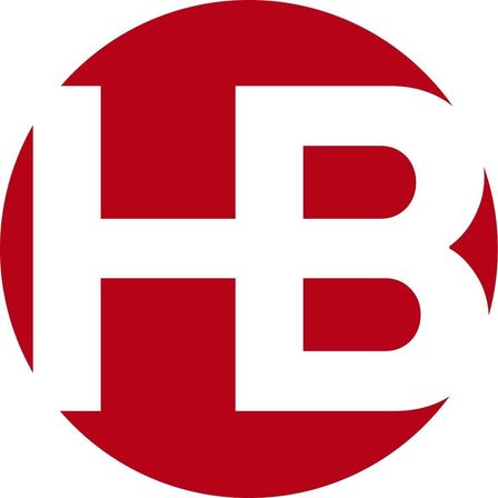 Ein rotes und weißes Logo mit den Buchstaben 'H' und 'B' in einem Kreis. Die Buchstaben sind weiß und der Kreis ist rot.