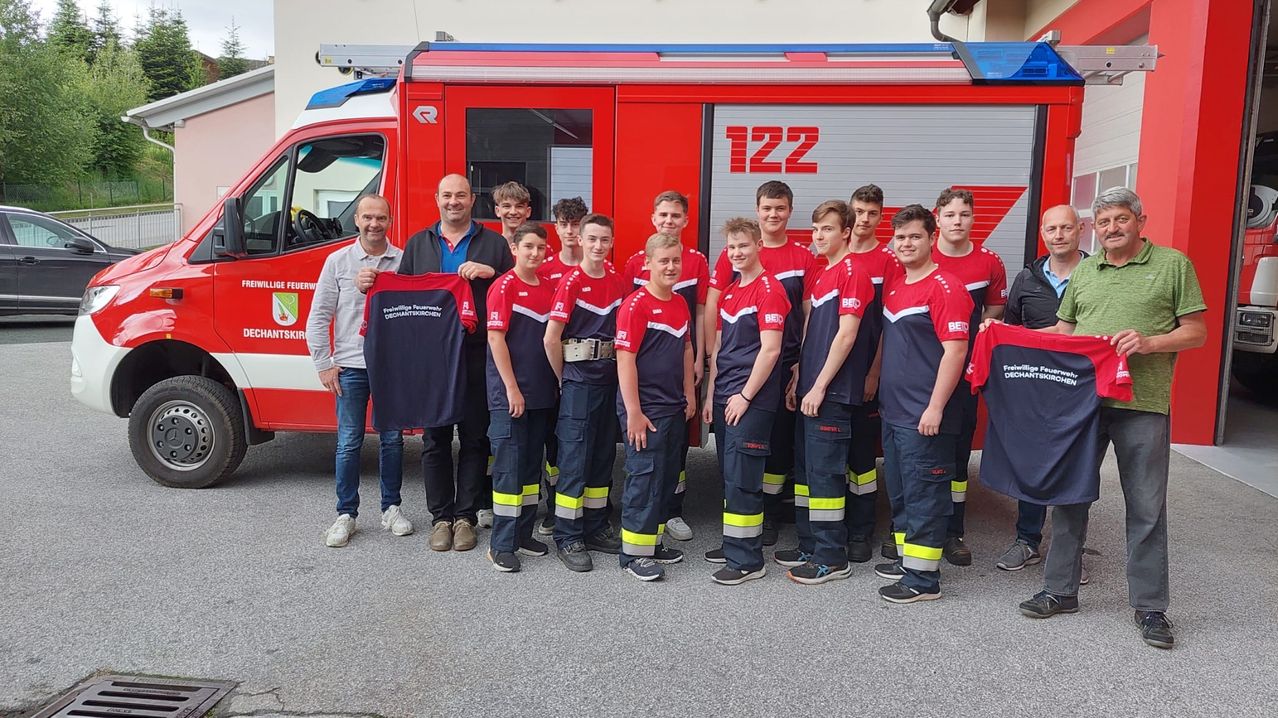 Bild enthält, People, Person, Adult, Male, Man, Car, Vehicle, Moving Van, Truck, Shoe