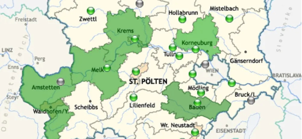 Eine Karte Österreichs, die die Regionen St. Pölten, Wien, Krems und Tulln hervorhebt. Verschiedene Städte und Sehenswürdigkeiten sind markiert, wobei grüne Kreise bestimmte Orte anzeigen.
