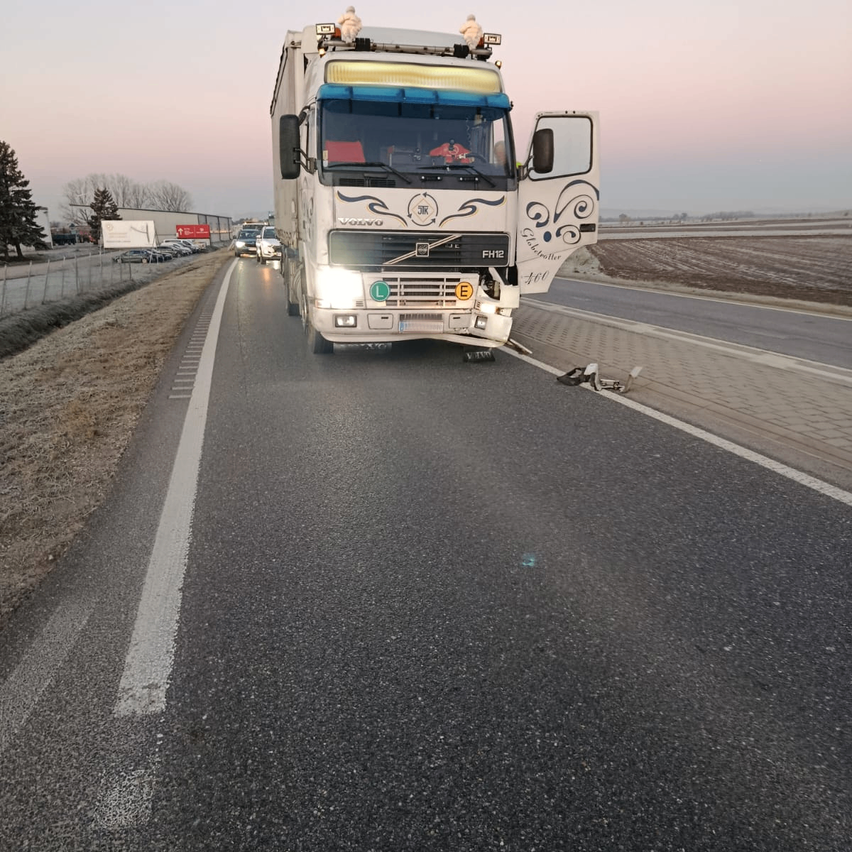 Ein weißer Lastwagen fährt auf einer Autobahn mit offener Tür, möglicherweise nach einem Unfall.