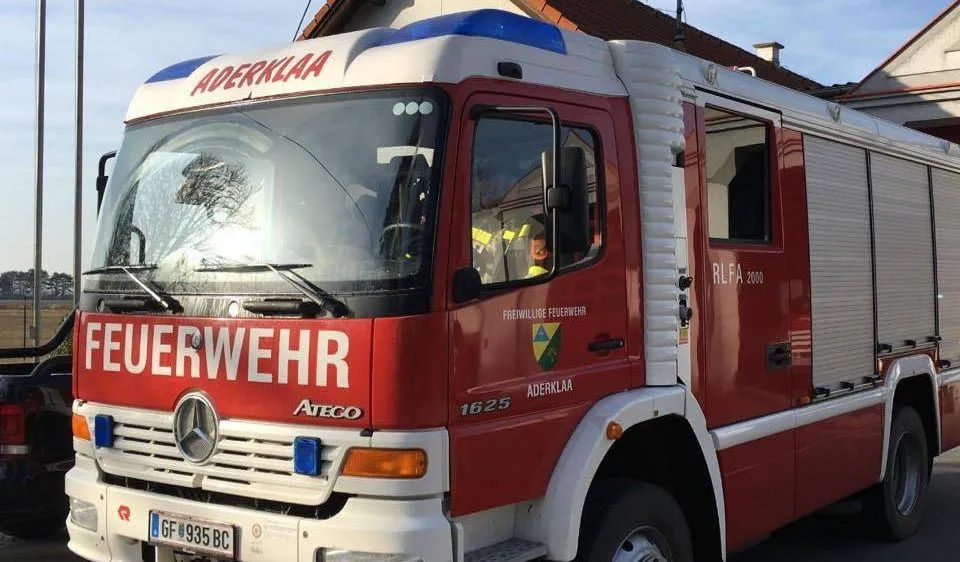 Ein roter Feuerwehrwagen mit der Aufschrift Aderklaa vorne und an der Seite sowie der Nummer 1625 an der Seite. Der Fahrer ist im Fahrzeug.