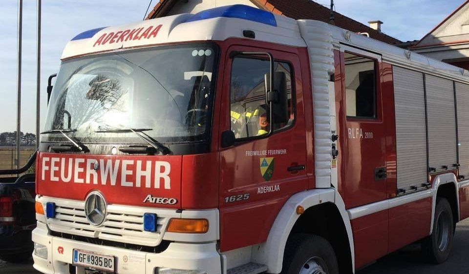 Ein roter Feuerwehrwagen mit der Aufschrift Aderklaa vorne und an der Seite sowie der Nummer 1625 an der Seite. Der Fahrer ist im Fahrzeug.