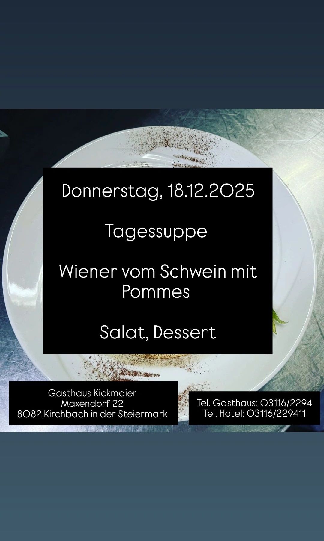 Ein Bild eines Tellers mit schwarzem Hintergrund, das ein Menü für Donnerstag, den 18. Dezember 2025, zeigt. Es enthält Wiener vom Schwein mit Pommes, Salat und Dessert. Der Teller hat einen schwarzen Rand. Unter dem Menü sind Kontaktdaten für Gasthaus Kickmaier und eine Telefonnummer für das Hotel angegeben.