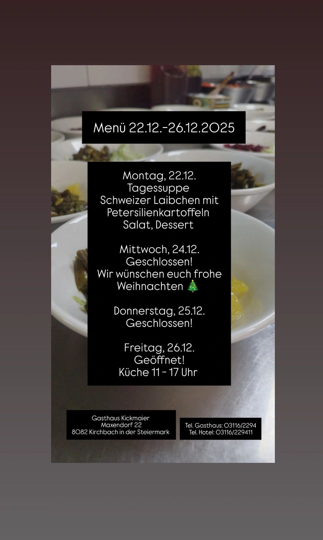 Das Bild zeigt ein Menü für Dezember 2025 mit spezifischen Details für jeden Tag. Montag bietet Schweizer Laibenchen mit Petersilienkartoffeln, Salat und Dessert. Mittwoch und Donnerstag sind geschlossen, mit einem Weihnachtswunsch. Freitag ist geöffnet von 11 bis 17 Uhr, und das Restaurant ist Gasthaus Kickmaier in Maxendorf.