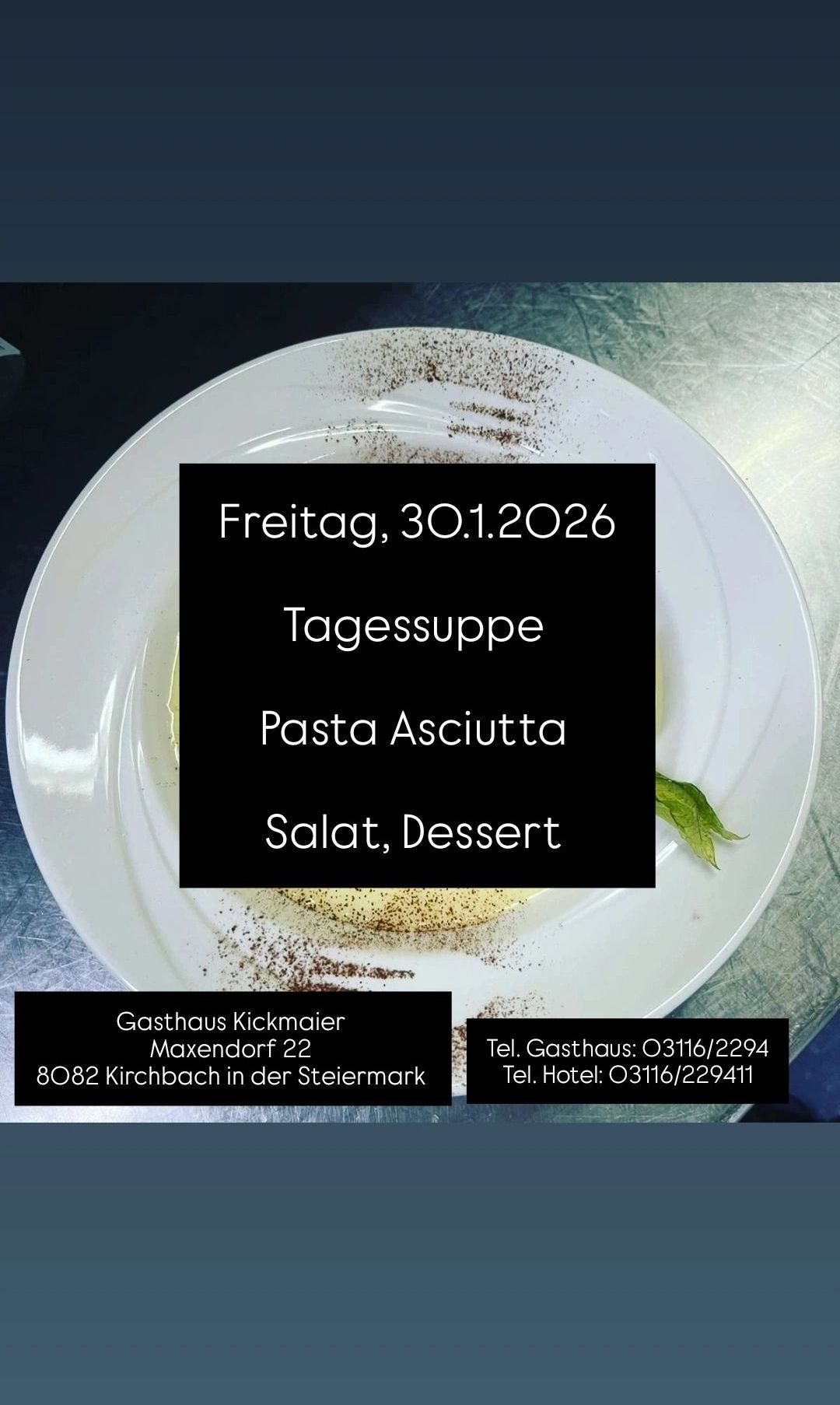 Ein Teller mit Pasta, Salat und Dessert. Das Datum ist Freitag, 30.1.2026. Kontaktieren Sie Gasthaus Kickmaier unter 03116/2294 oder Hotel unter 03116/229411.