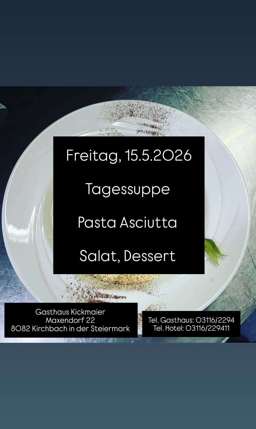 Ein Teller mit Pasta Asciuttta, Salat und Dessert ist zu sehen. Das Datum ist Freitag, 15. Mai 2026. Kontakt: Gasthaus Kickmaier, Maxendorf 22, 8082 Kirchbach, Tel: 03116/2294.
