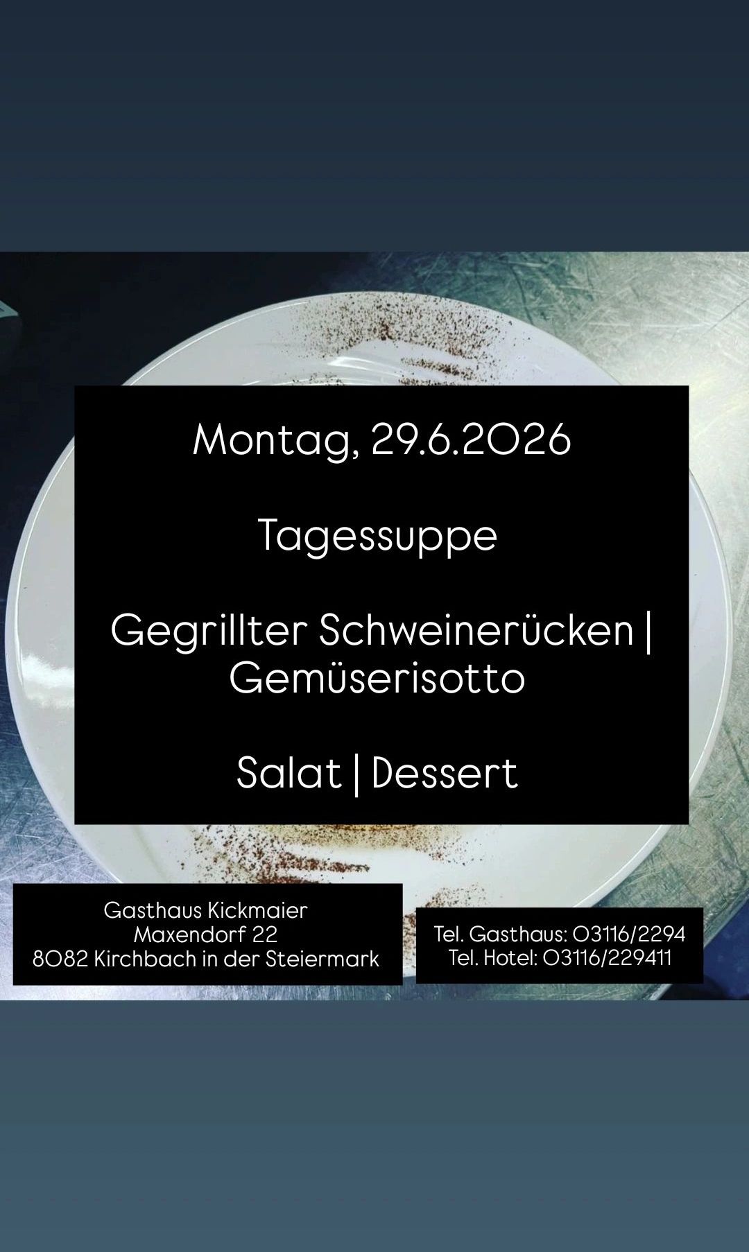 Ein Teller mit gegrillten Schweinerucken, Gemüse, Salat und Dessert. Das Datum ist Montag, 29.6.2026. Kontaktieren Sie Gasthaus Kickmaier in Maxendorf 22, 8082 Kirchbach. Tel: 03116/2294. Hotel-Tel: 03116/229411.