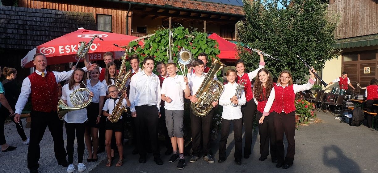 Bild enthält, People, Person, Group Performance, Music Band, Tuba, Adult, Female, Woman, Male, Man