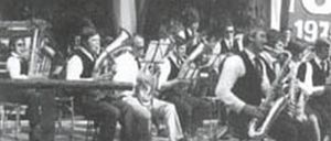 Bild enthält, Group Performance, Music, Music Band, Musical Instrument, Musician, Performer, Person, Indoors, Adult, Man