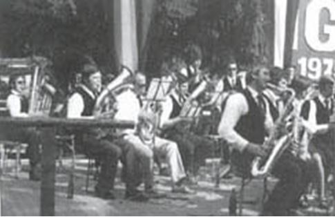 Bild enthält, Group Performance, Music, Music Band, Musical Instrument, Musician, Performer, Person, Indoors, Adult, Man