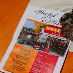 Ein Flyer für die 70-Jahr-Feier in Feistritz. Der Text lautet 'Herzlich Willkommen', 'Jubilaum Fest' und '70 Jahre'. Das Datum ist 8. Juli 2023.