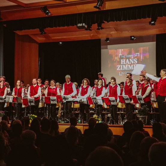 Ein Orchester auf der Bühne vor einem Publikum, das 'The Best of Hans Zimmer' aufführt.