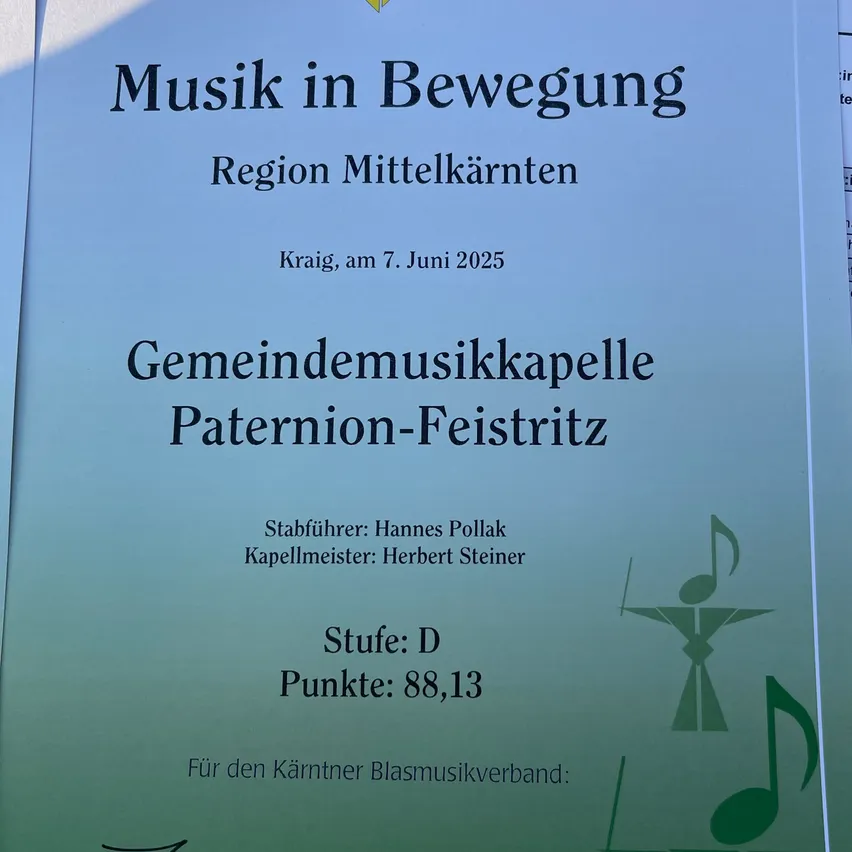 Poster für eine musikalische Veranstaltung in Mittelkaernten. Die Veranstaltung trägt den Titel 'Musik in Bewegung' und ist für den 7. Juni 2025 geplant. Die Gemeinschaftsmusikkapelle ist 'Paterion-Feistritz'. Der Dirigent ist Hannes Pollak und der Kapellmeister ist Herbert Steiner. Die Note ist D und die Punktzahl beträgt 88,13.