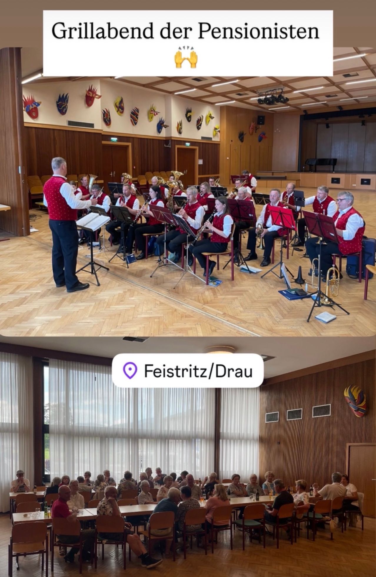 Eine Band probet drinnen mit verschiedenen Instrumenten. Ein Dirigent leitet, während Musiker auf Stühlen sitzen und stehen. Ein Wasserzeichen zeigt den Standort, Feistritz/Drau.