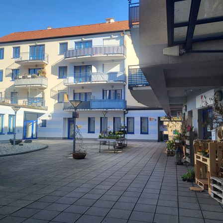 Bild enthält, City, Floor, Urban, Path, Walkway, Flagstone, Street, Building, Condo, Flooring