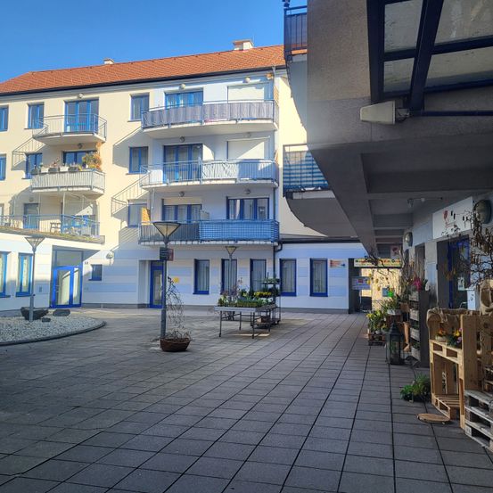 Bild enthält, City, Floor, Urban, Path, Walkway, Flagstone, Street, Building, Condo, Flooring