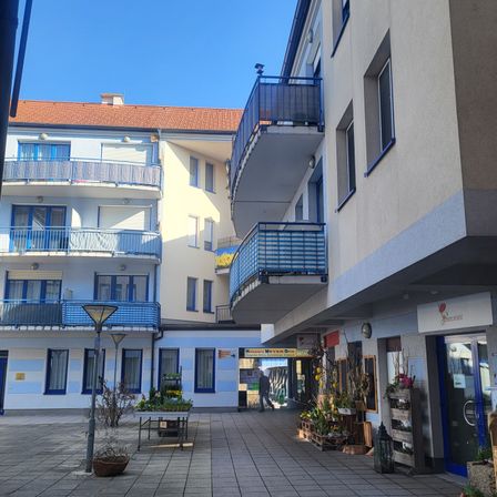 Bild enthält, City, Path, Urban, Floor, Street, Walkway, Building, Flagstone, Person, Flooring