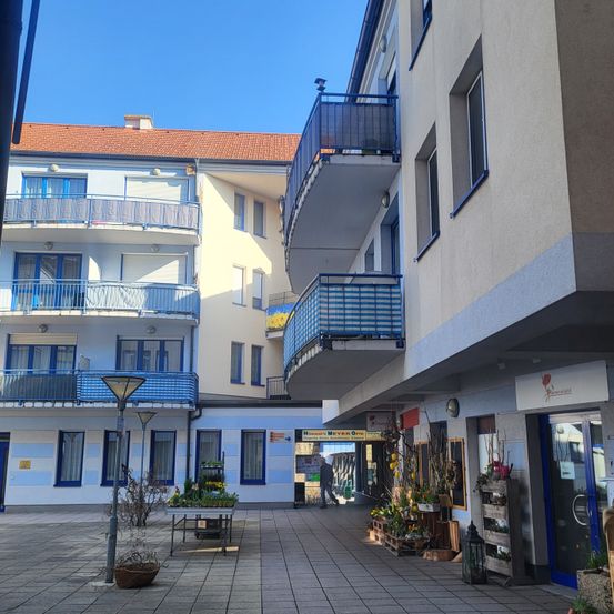 Bild enthält, City, Path, Urban, Floor, Street, Walkway, Building, Flagstone, Person, Flooring