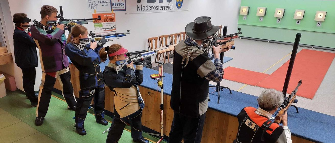 Bild enthält, Firearm, Gun, Rifle, Weapon, Boy, Child, Male, Person, Adult, Man