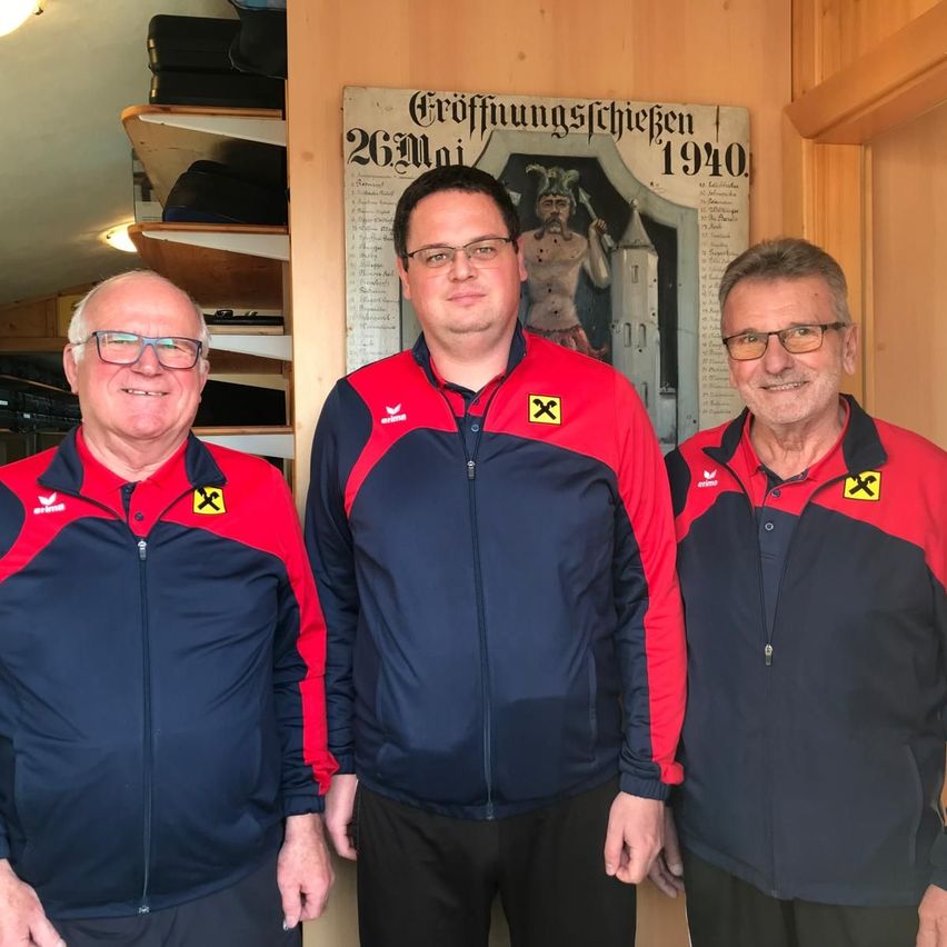 Bild enthält, Coat, Jacket, Person, Photography, Portrait, Glasses, Pants, Adult, Male, Man