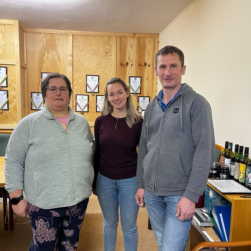 Bild enthält, Pants, Plywood, Wood, Jeans, Adult, Male, Man, Person, Female, Woman