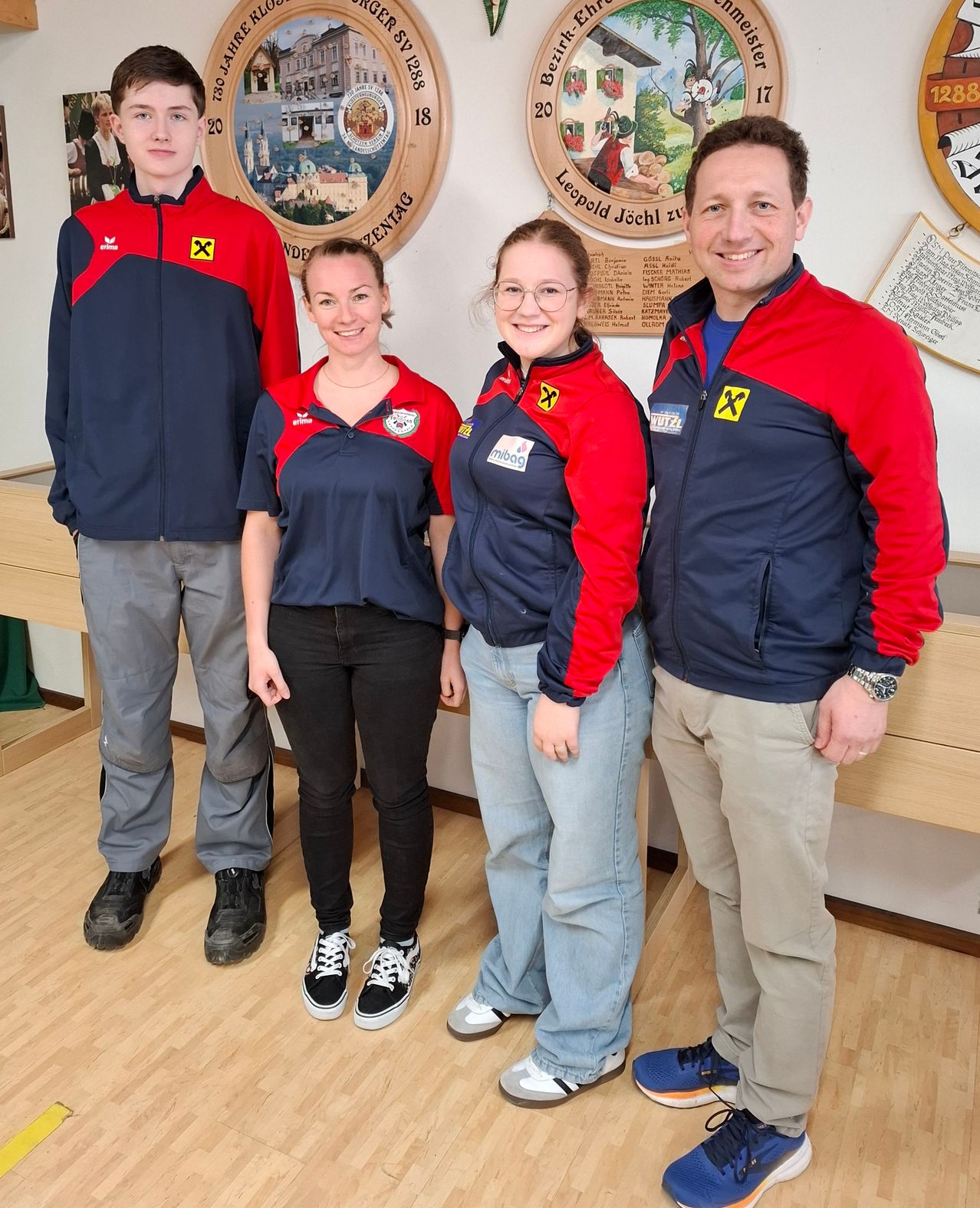 Bild enthält, Pants, Person, Photography, Portrait, Shoe, Jeans, Jacket, People, Adult, Man