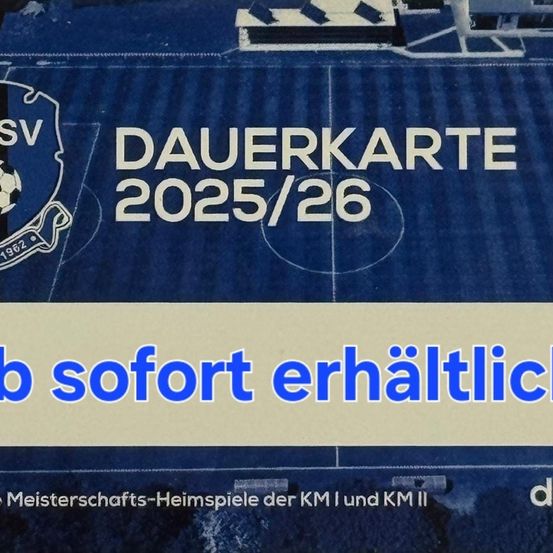 Ein blaues Plakat bewirbt eine 'Dauerkarte 2025/26' für Fußballmeisterschafts-Heimspiele von KM I und KM II. Der Text 'b sofort erhältlich' ist prominent angebracht.