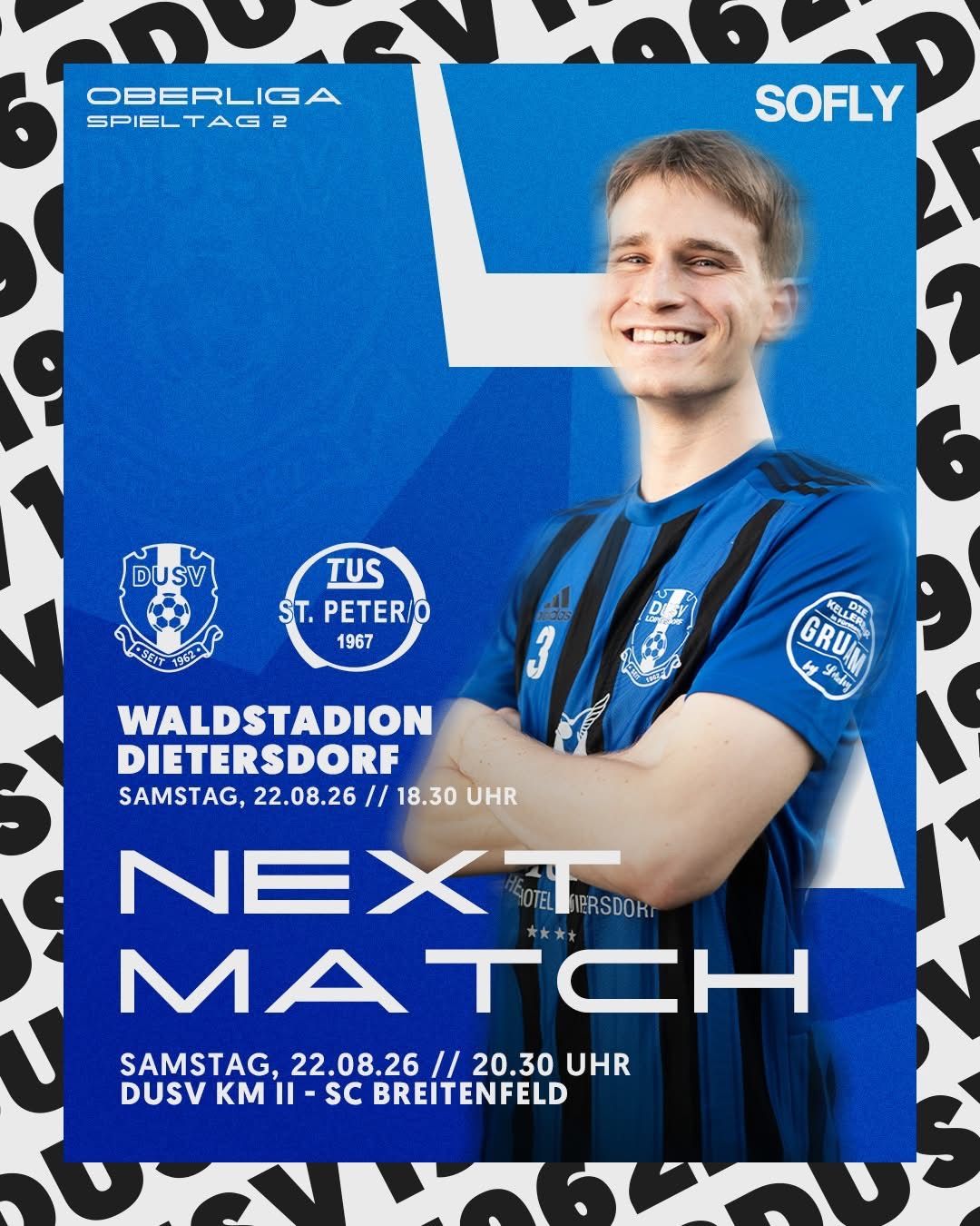 Ein Werbeplakat für ein Fußballspiel mit einem lächelnden männlichen Spieler in einem blauen Trikot mit der Nummer 3, vor einem blauen Hintergrund mit Logos und Text.