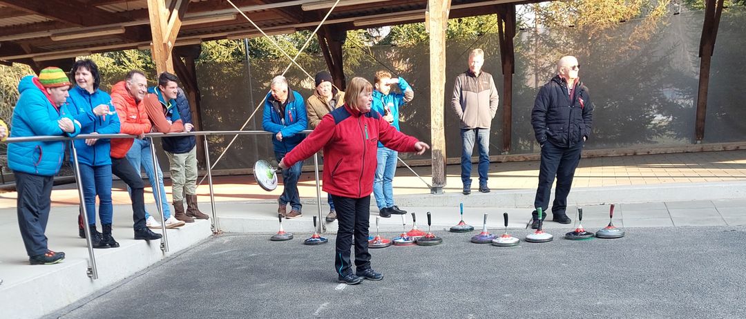 Bild enthält, People, Person, Pants, Walking, City, Path, Adult, Male, Man, Sidewalk