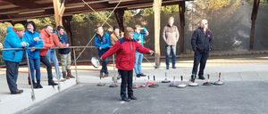 Bild enthält, People, Person, Pants, Walking, City, Path, Adult, Male, Man, Sidewalk