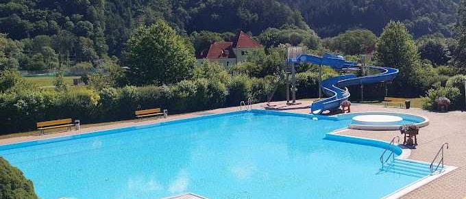Bild enthält, Hotel, Resort, Pool, Water, Swimming Pool, Outdoors, Villa, Bench, Nature