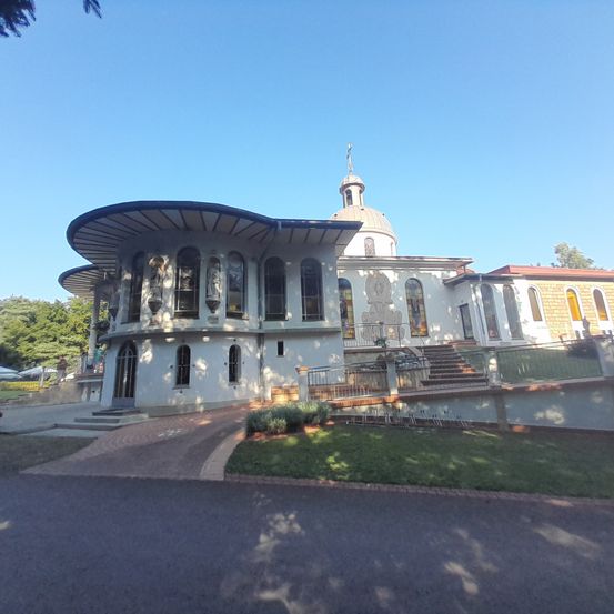 Bild enthält, Building, Monastery, Road, Tarmac, City, Car, Urban, Grass, Intersection, Person