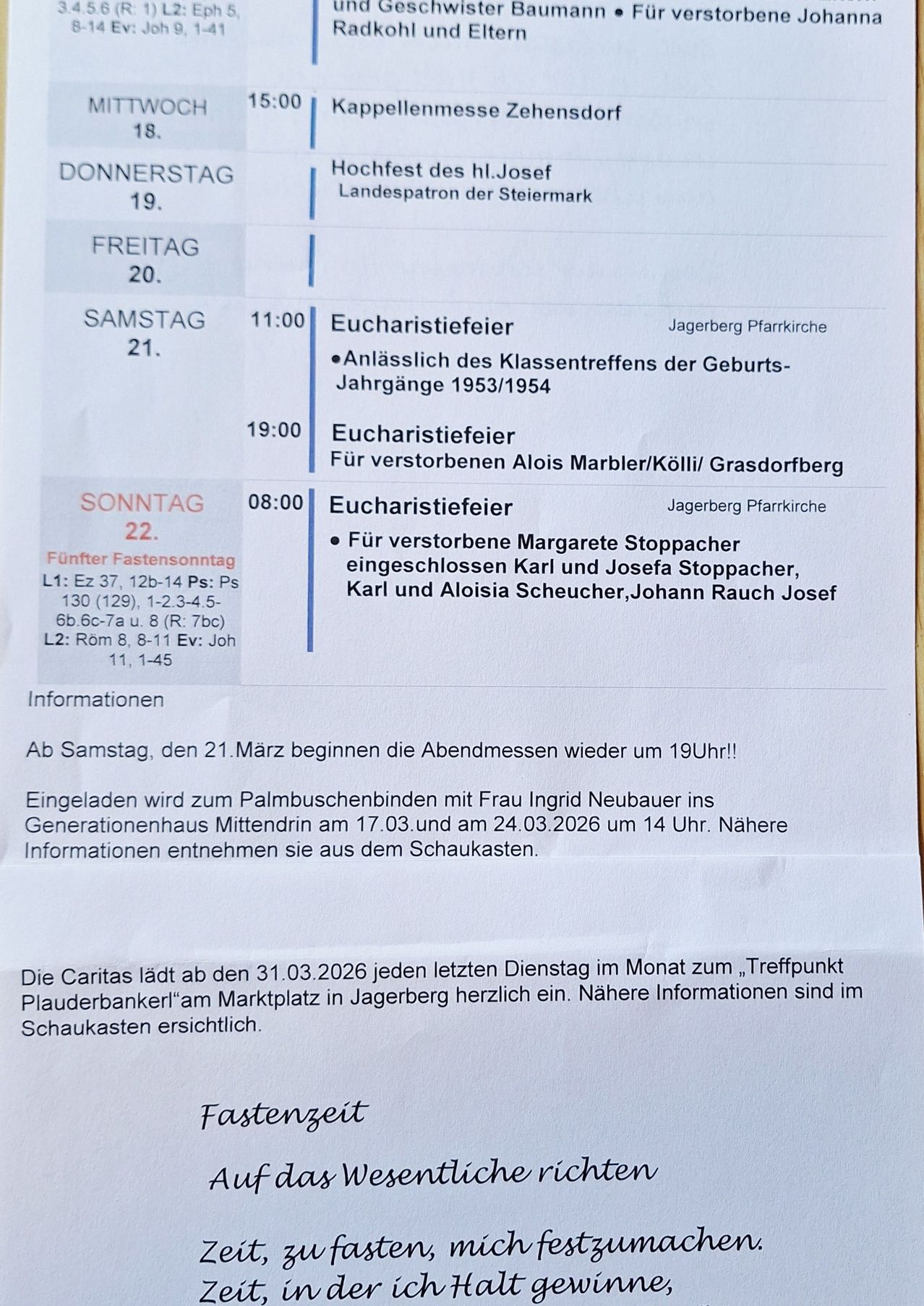Plakat mit den Daten Freitag 20, Samstag 21 und Sonntag 22. Zeitplan der Eucharistiefeiern an diesen Tagen in der Pfarrkirche Jagerberg. Details zu Gedenkmessen und Zeiten. Zusätzliche Informationen zum Generationenhaus in Mittendorf und Caritas-Sammelstellen.